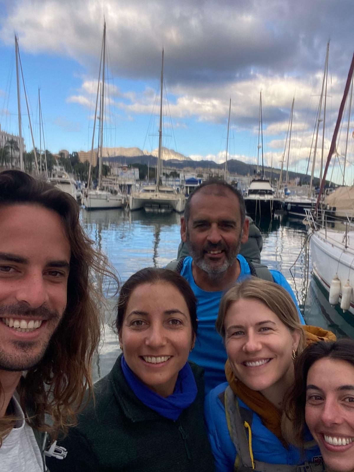 Un grupo de pasajeros y el patrón posan para un selfie en el puerto deportivo de Tarifa al atardecer
