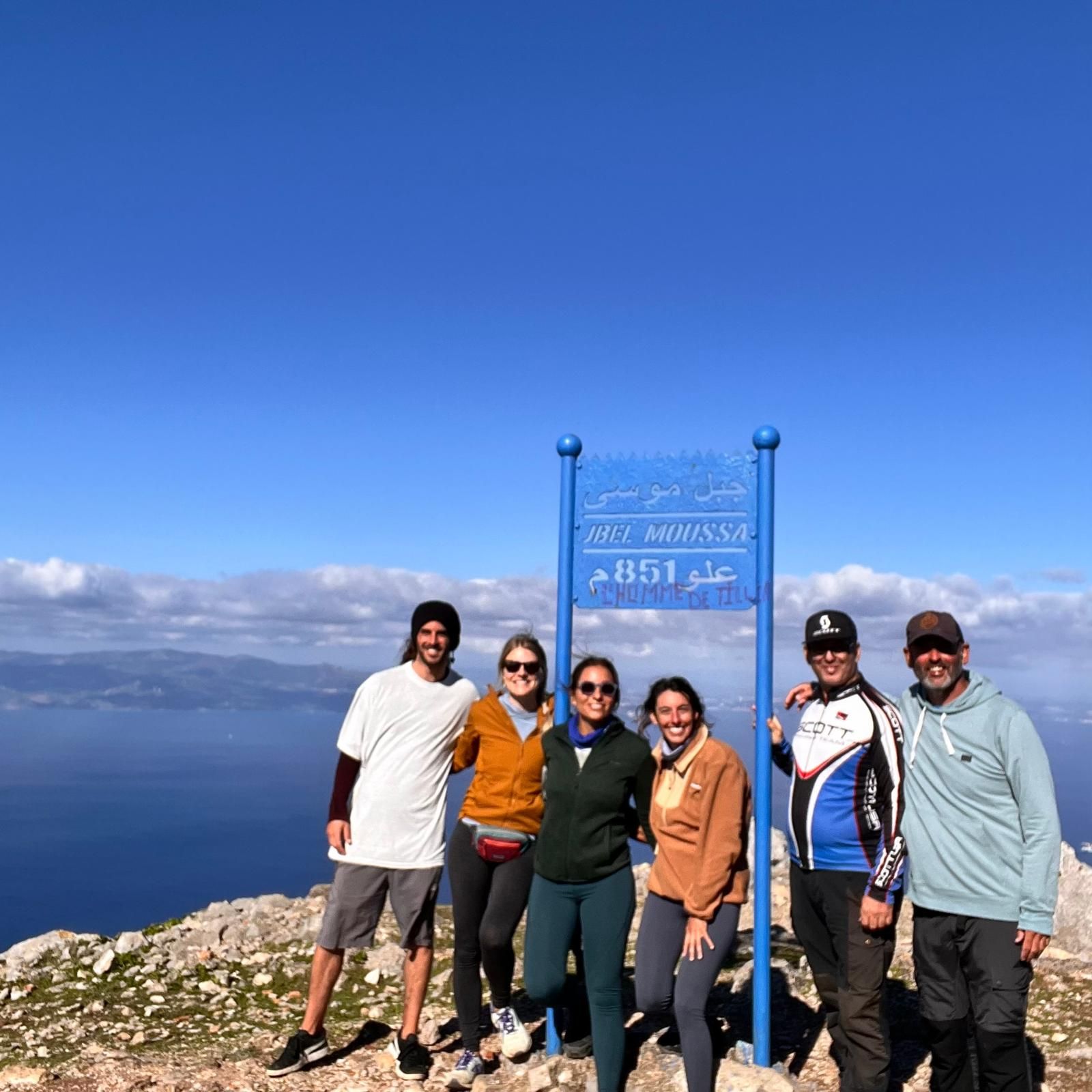 Grupo de excursionistas junto al cartel de la cumbre del Jebel Musa a 851 metros